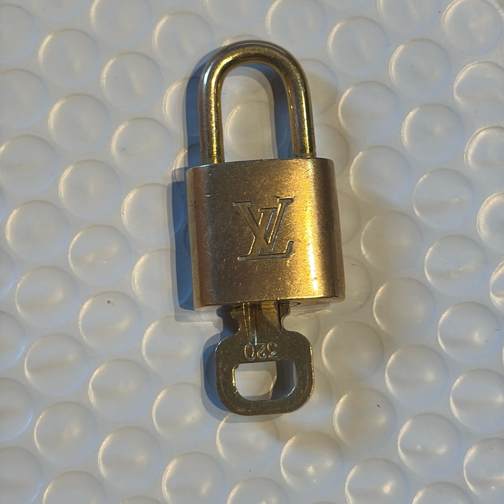 LV lock and key 320